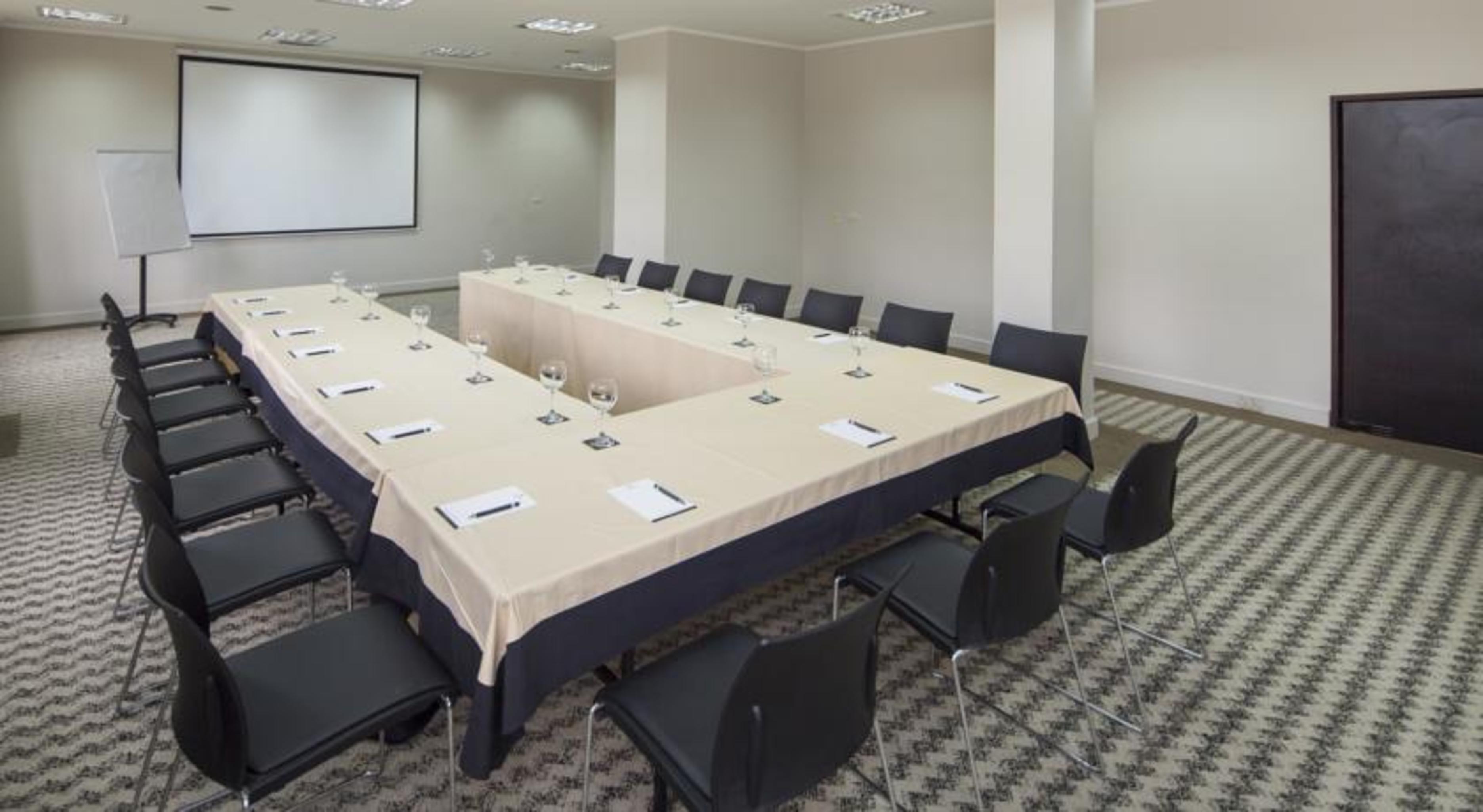 Movich Hotel Las Lomas Рионегро Экстерьер фото A meeting room at the hotel