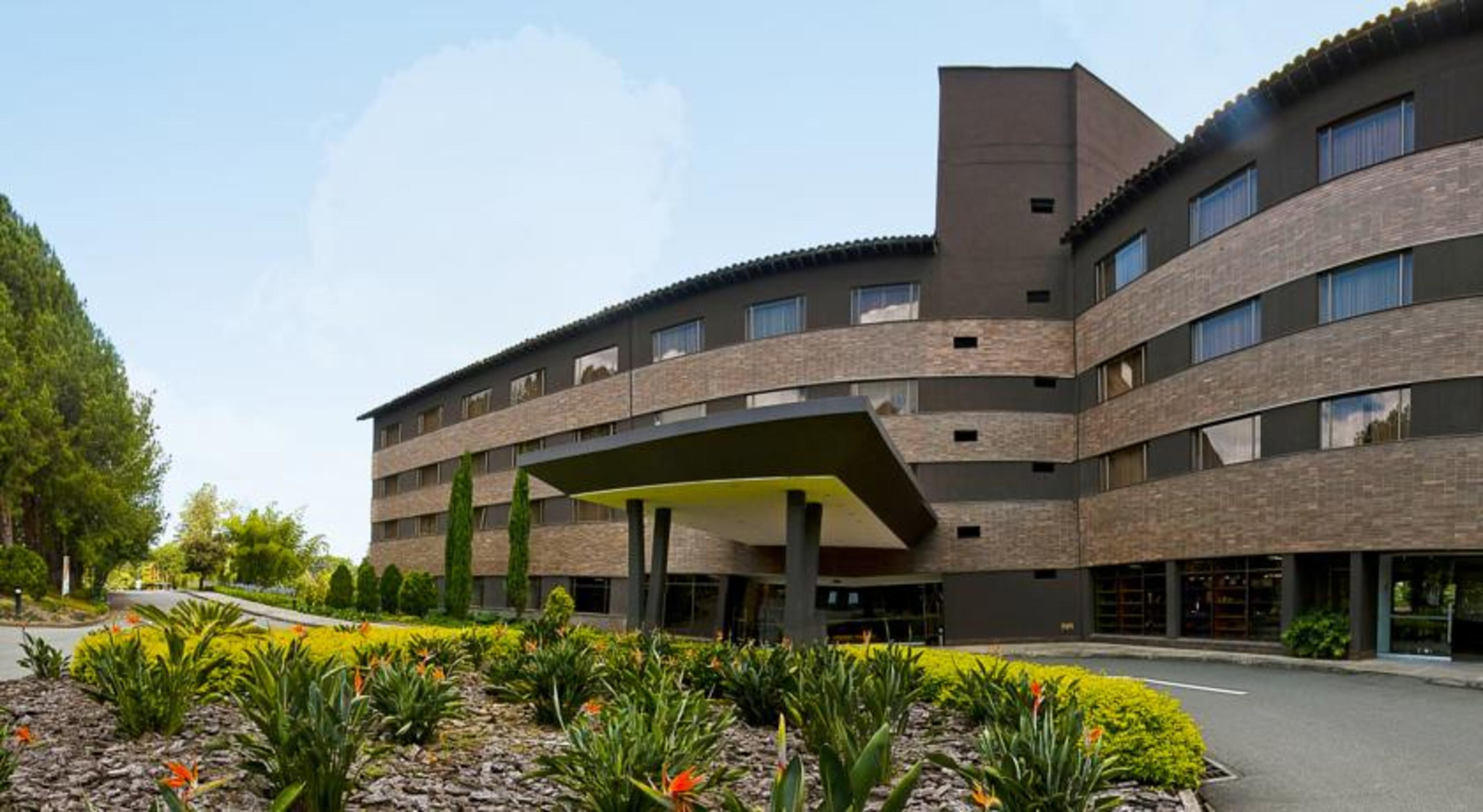 Movich Hotel Las Lomas Рионегро Экстерьер фото The main entrance of the University of Roehampton