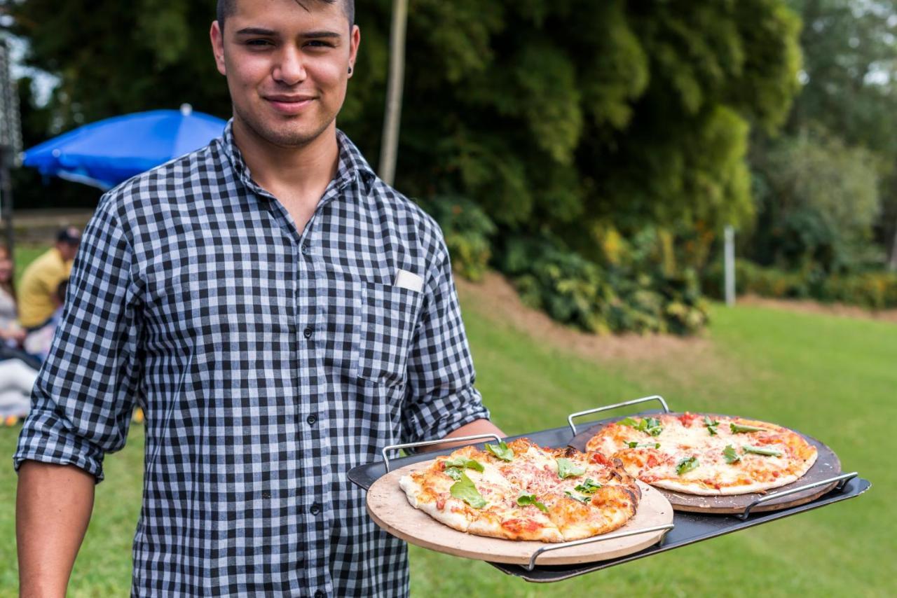 Movich Hotel Las Lomas Рионегро Экстерьер фото A pizza prepared on a wood-fired oven